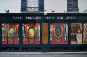 Parigi - Le vetrine del Café Restaurant Le Procope, oggi.