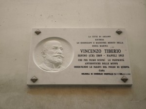 Lapide dedicata a Vincenzo Tiberio apposta sulla sua casa di Arzano (Na) - Ph. Francesco Natale Guarnaccia | CCBY-SA3.0