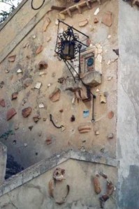 Reperti antichi murati sulla scala della Torre Lucifero, a Punta Scifo - Ph. Margherita Corrado