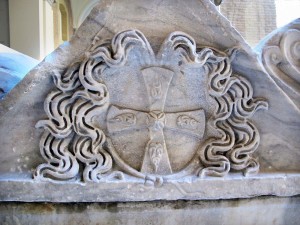 Simbolo della croce greca scolpito sul sarcofago di Ruggero I° d'Altavilla, Museo Archeologico Nazionale di Napoli