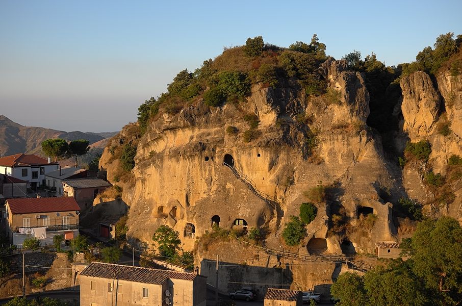 Alla scoperta delle grotte medievali di Pietrapaola