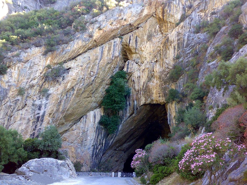  Fra nuraghi e antiche miniere, è in Sardegna la grotta naturale più grande del mondo transitabile su strada