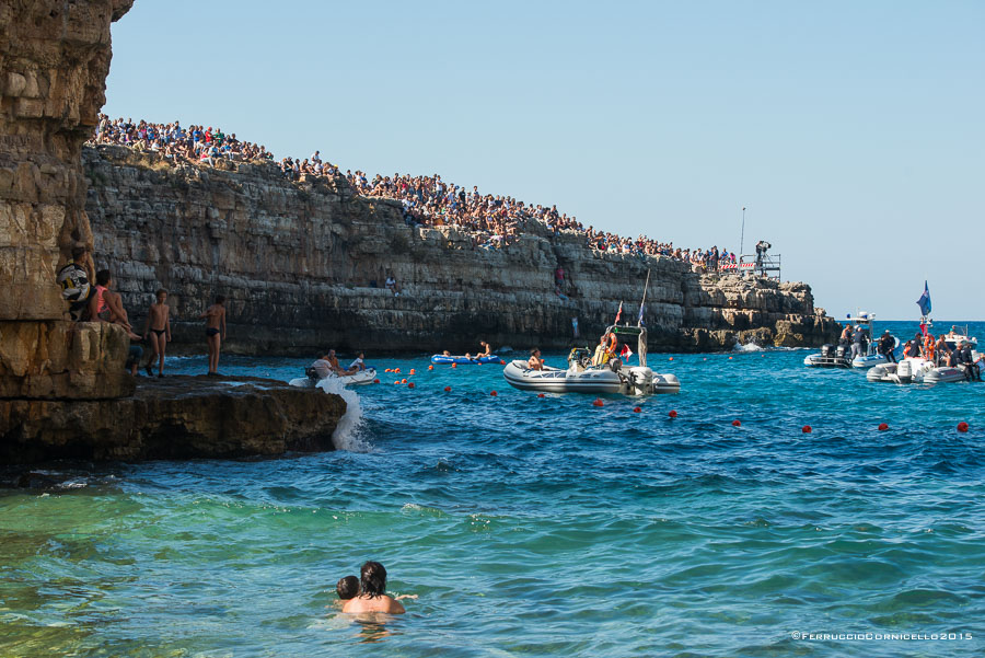 Nel blu dipinto di blu: a Polignano gli spettacolari tuffi del Red Bull Cliff Diving World Series 2015