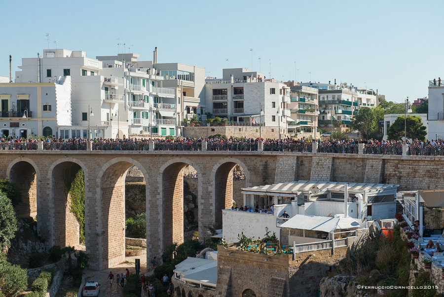 Nel blu dipinto di blu: a Polignano gli spettacolari tuffi del Red Bull Cliff Diving World Series 2015