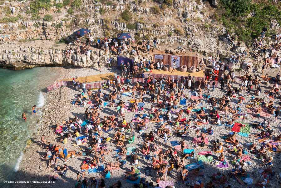 Nel blu dipinto di blu: a Polignano gli spettacolari tuffi del Red Bull Cliff Diving World Series 2015