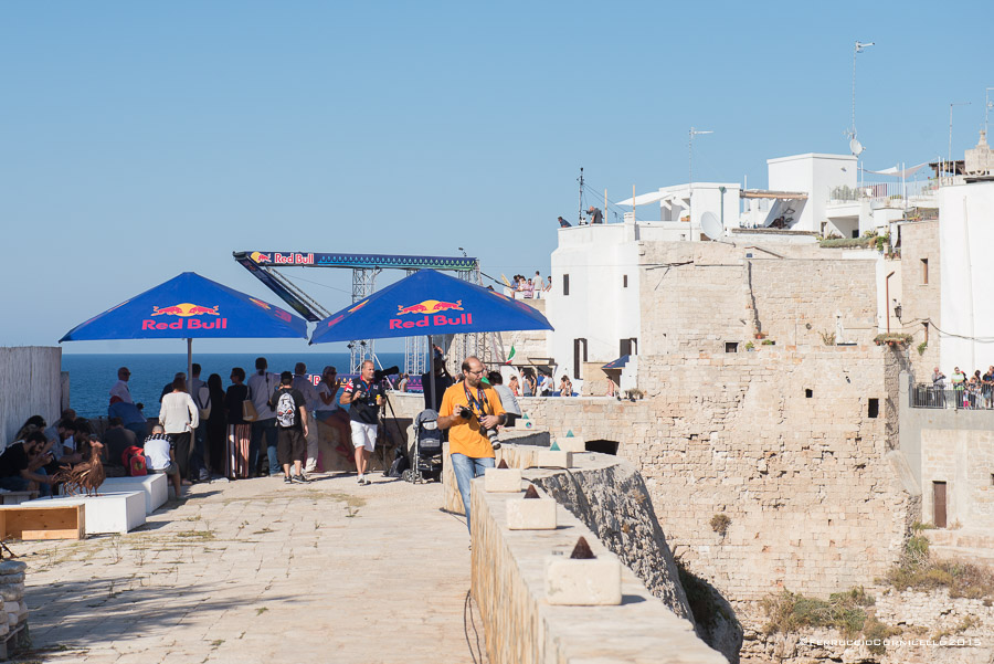 Nel blu dipinto di blu: a Polignano gli spettacolari tuffi del Red Bull Cliff Diving World Series 2015