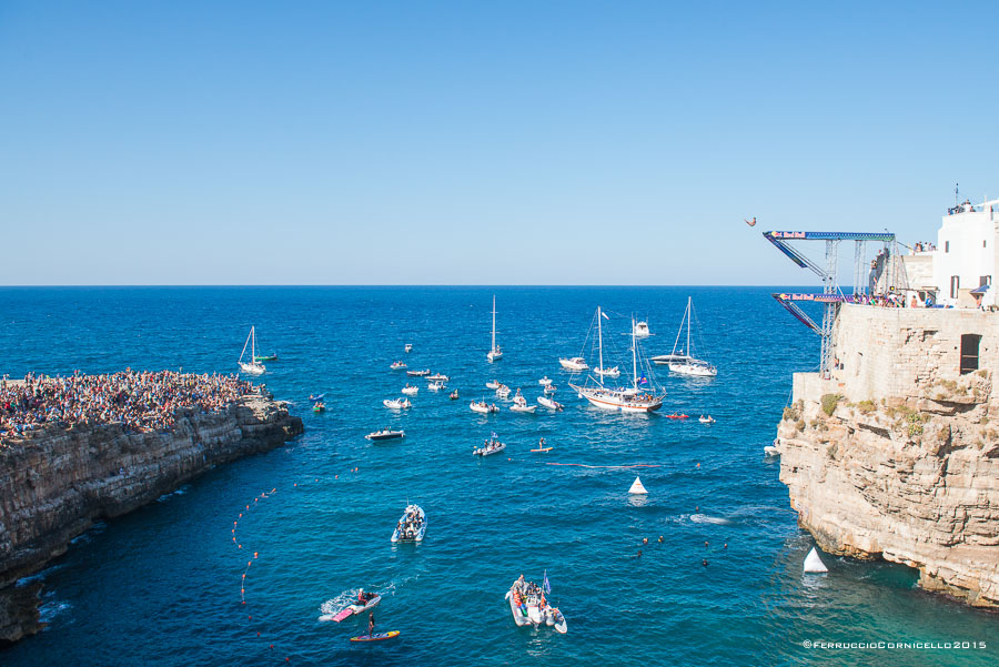 Nel blu dipinto di blu: a Polignano gli spettacolari tuffi del Red Bull Cliff Diving World Series 2015