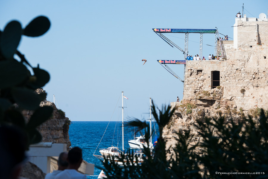 Nel blu dipinto di blu: a Polignano gli spettacolari tuffi del Red Bull Cliff Diving World Series 2015