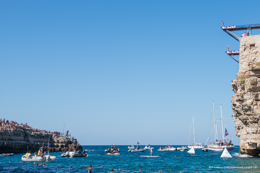 Nel blu dipinto di blu: a Polignano gli spettacolari tuffi del Red Bull Cliff Diving World Series 2015