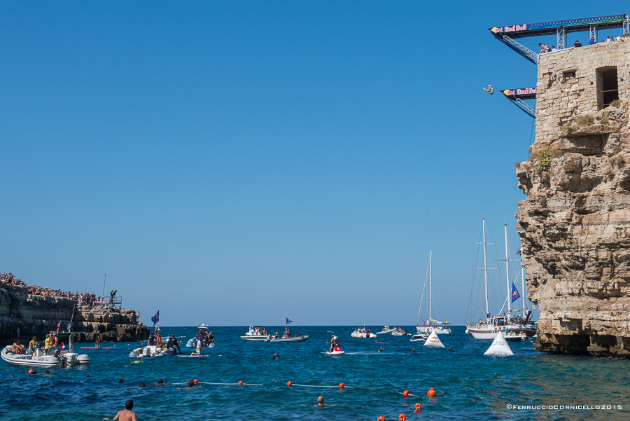 Nel blu dipinto di blu: a Polignano gli spettacolari tuffi del Red Bull Cliff Diving World Series 2015