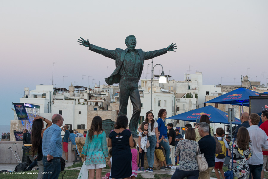 Nel blu dipinto di blu: a Polignano gli spettacolari tuffi del Red Bull Cliff Diving World Series 2015