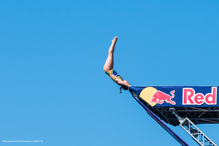 Nel blu dipinto di blu: a Polignano gli spettacolari tuffi del Red Bull Cliff Diving World Series 2015