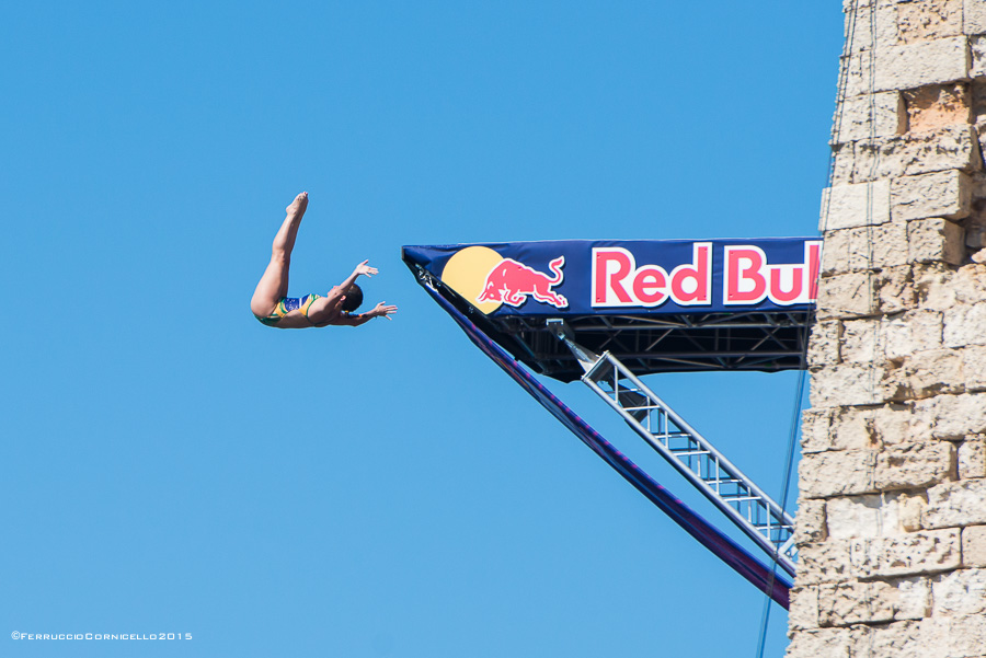 Nel blu dipinto di blu: a Polignano gli spettacolari tuffi del Red Bull Cliff Diving World Series 2015