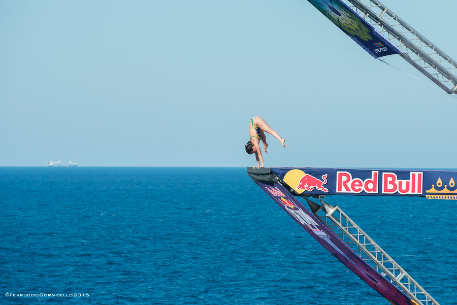 Nel blu dipinto di blu: a Polignano gli spettacolari tuffi del Red Bull Cliff Diving World Series 2015