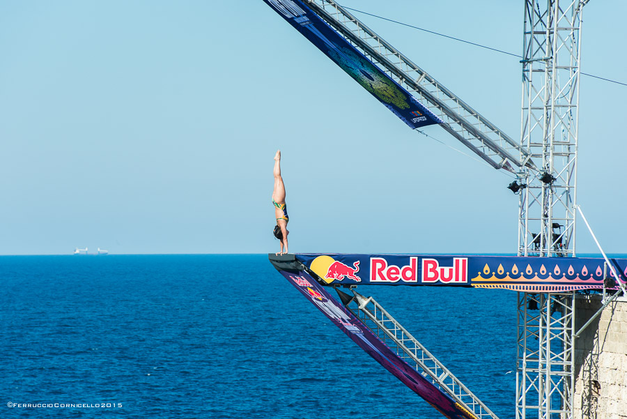 Nel blu dipinto di blu: a Polignano gli spettacolari tuffi del Red Bull Cliff Diving World Series 2015