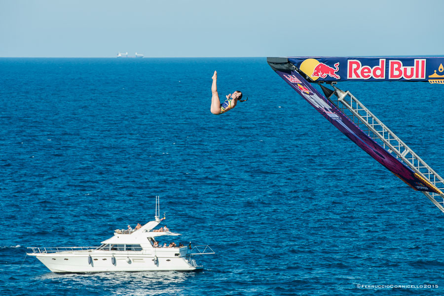 Nel blu dipinto di blu: a Polignano gli spettacolari tuffi del Red Bull Cliff Diving World Series 2015