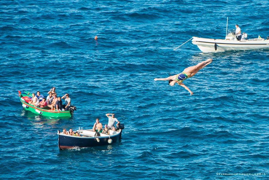 Nel blu dipinto di blu: a Polignano gli spettacolari tuffi del Red Bull Cliff Diving World Series 2015