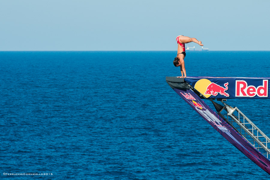 Nel blu dipinto di blu: a Polignano gli spettacolari tuffi del Red Bull Cliff Diving World Series 2015