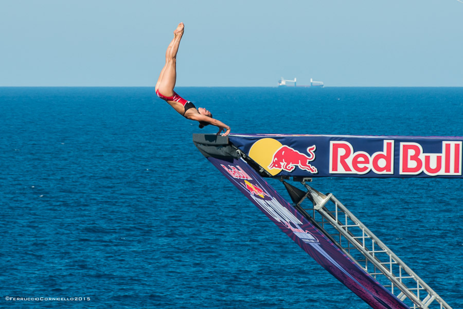 Nel blu dipinto di blu: a Polignano gli spettacolari tuffi del Red Bull Cliff Diving World Series 2015