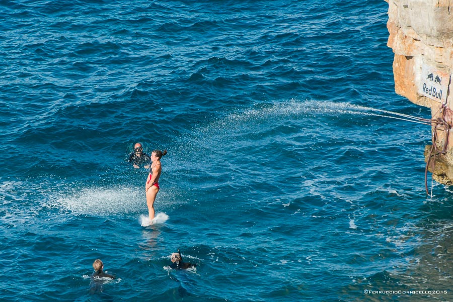 Nel blu dipinto di blu: a Polignano gli spettacolari tuffi del Red Bull Cliff Diving World Series 2015