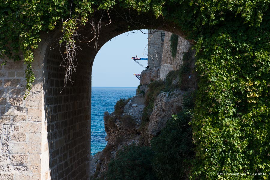 Nel blu dipinto di blu: a Polignano gli spettacolari tuffi del Red Bull Cliff Diving World Series 2015