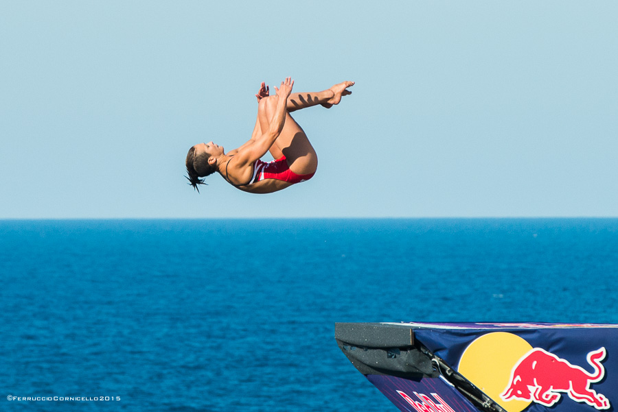 Nel blu dipinto di blu: a Polignano gli spettacolari tuffi del Red Bull Cliff Diving World Series 2015