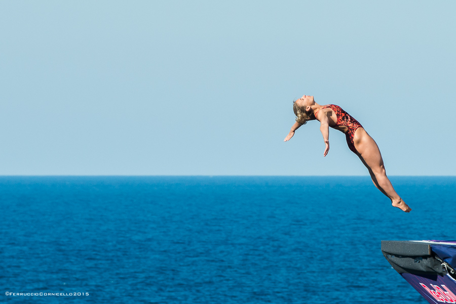 Nel blu dipinto di blu: a Polignano gli spettacolari tuffi del Red Bull Cliff Diving World Series 2015