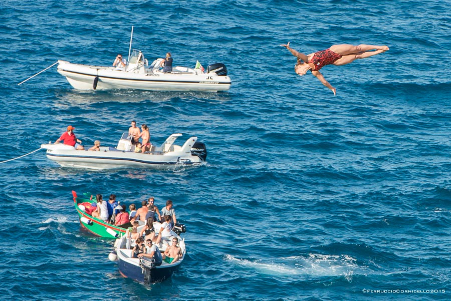 Nel blu dipinto di blu: a Polignano gli spettacolari tuffi del Red Bull Cliff Diving World Series 2015