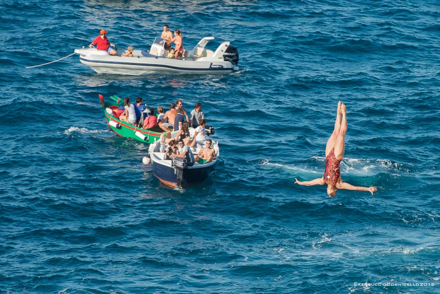 Nel blu dipinto di blu: a Polignano gli spettacolari tuffi del Red Bull Cliff Diving World Series 2015