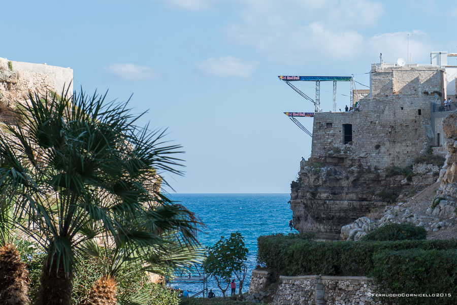 Nel blu dipinto di blu: a Polignano gli spettacolari tuffi del Red Bull Cliff Diving World Series 2015