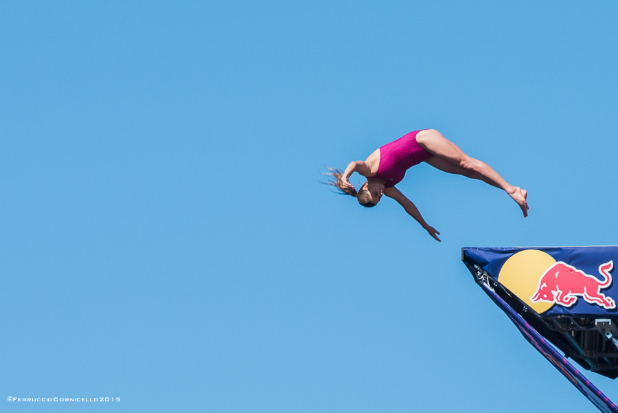 Nel blu dipinto di blu: a Polignano gli spettacolari tuffi del Red Bull Cliff Diving World Series 2015