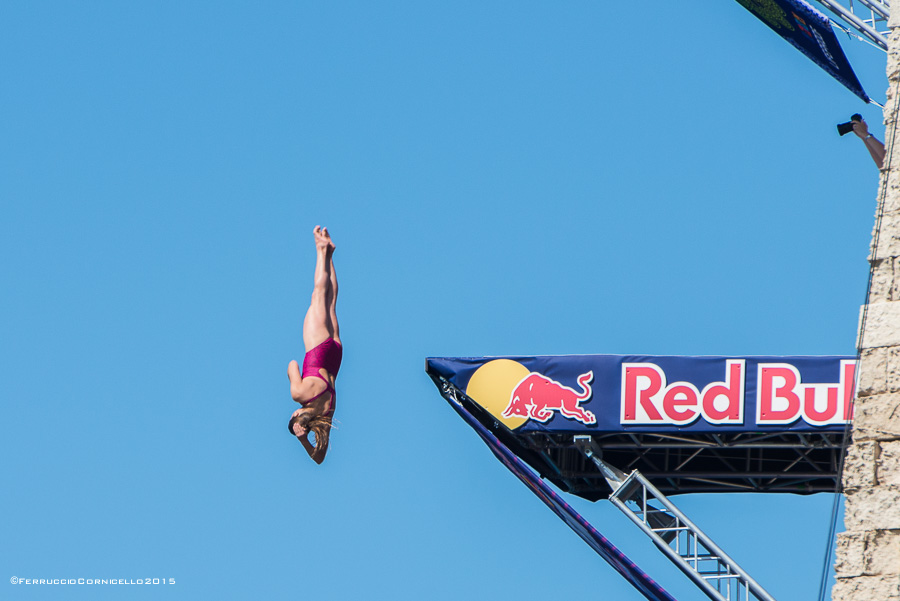 Nel blu dipinto di blu: a Polignano gli spettacolari tuffi del Red Bull Cliff Diving World Series 2015