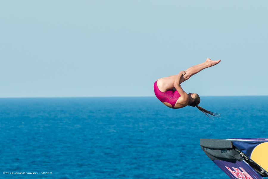 Nel blu dipinto di blu: a Polignano gli spettacolari tuffi del Red Bull Cliff Diving World Series 2015