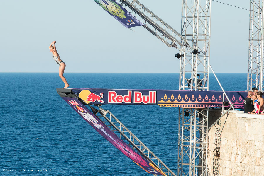 Nel blu dipinto di blu: a Polignano gli spettacolari tuffi del Red Bull Cliff Diving World Series 2015