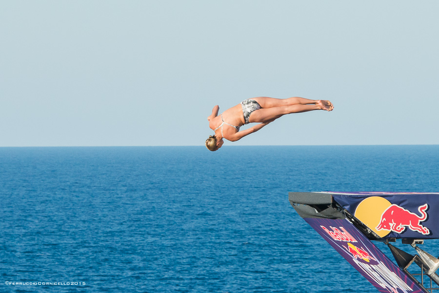 Nel blu dipinto di blu: a Polignano gli spettacolari tuffi del Red Bull Cliff Diving World Series 2015