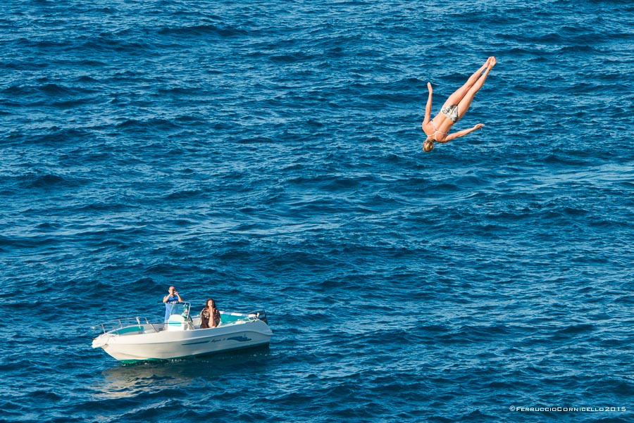 Nel blu dipinto di blu: a Polignano gli spettacolari tuffi del Red Bull Cliff Diving World Series 2015