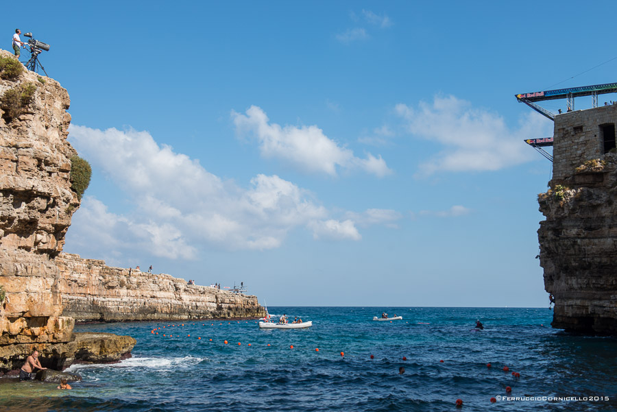 Nel blu dipinto di blu: a Polignano gli spettacolari tuffi del Red Bull Cliff Diving World Series 2015