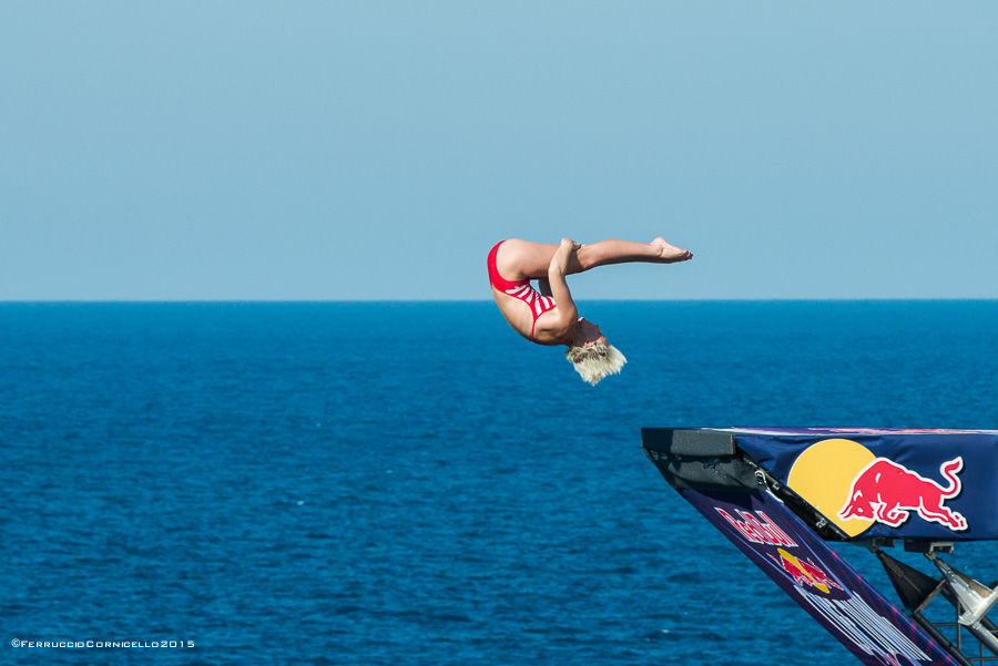 Nel blu dipinto di blu: a Polignano gli spettacolari tuffi del Red Bull Cliff Diving World Series 2015