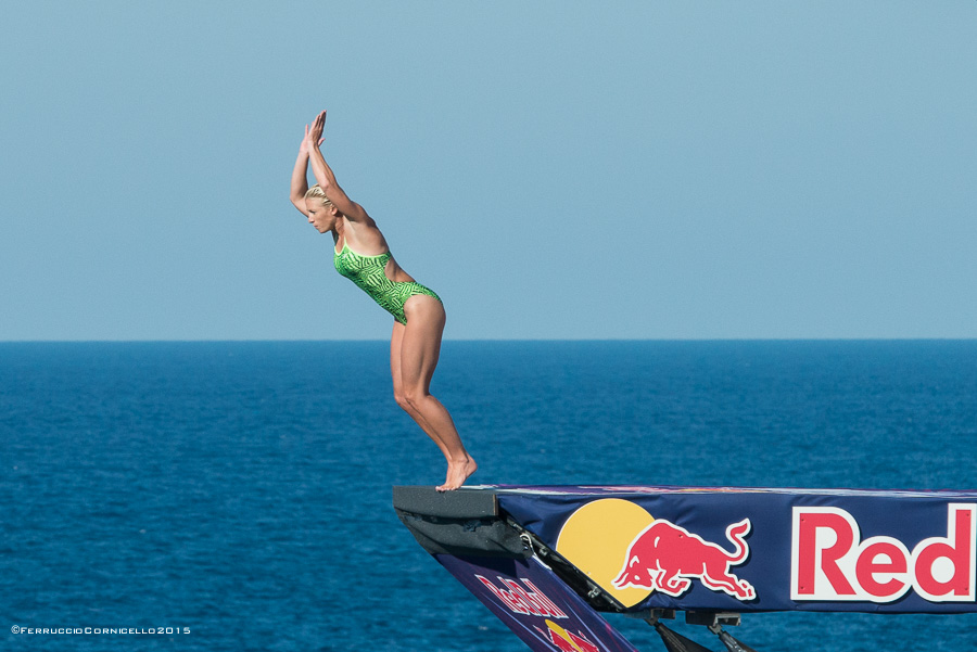 Nel blu dipinto di blu: a Polignano gli spettacolari tuffi del Red Bull Cliff Diving World Series 2015