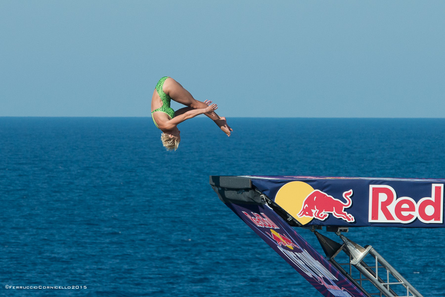 Nel blu dipinto di blu: a Polignano gli spettacolari tuffi del Red Bull Cliff Diving World Series 2015