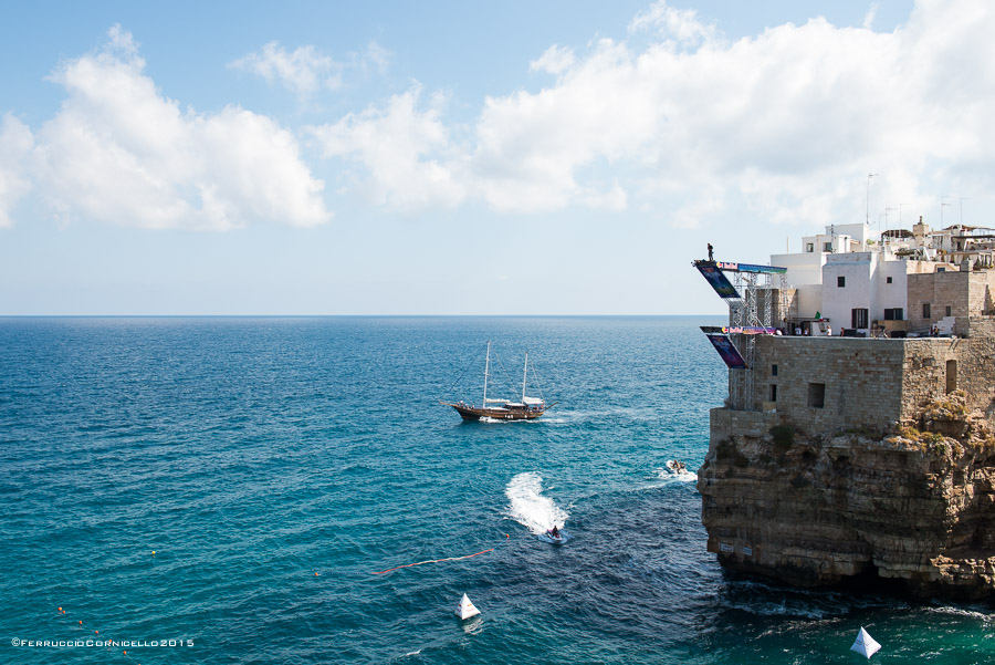 Nel blu dipinto di blu: a Polignano gli spettacolari tuffi del Red Bull Cliff Diving World Series 2015