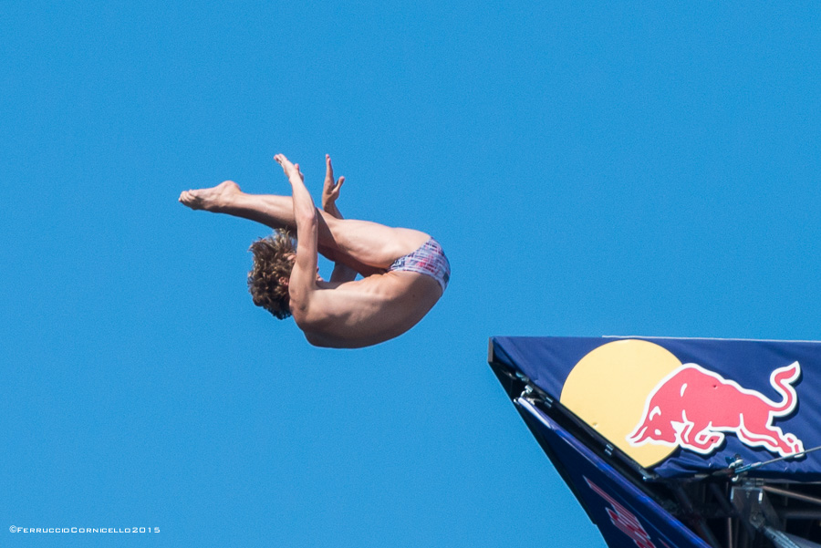 Nel blu dipinto di blu: a Polignano gli spettacolari tuffi del Red Bull Cliff Diving World Series 2015