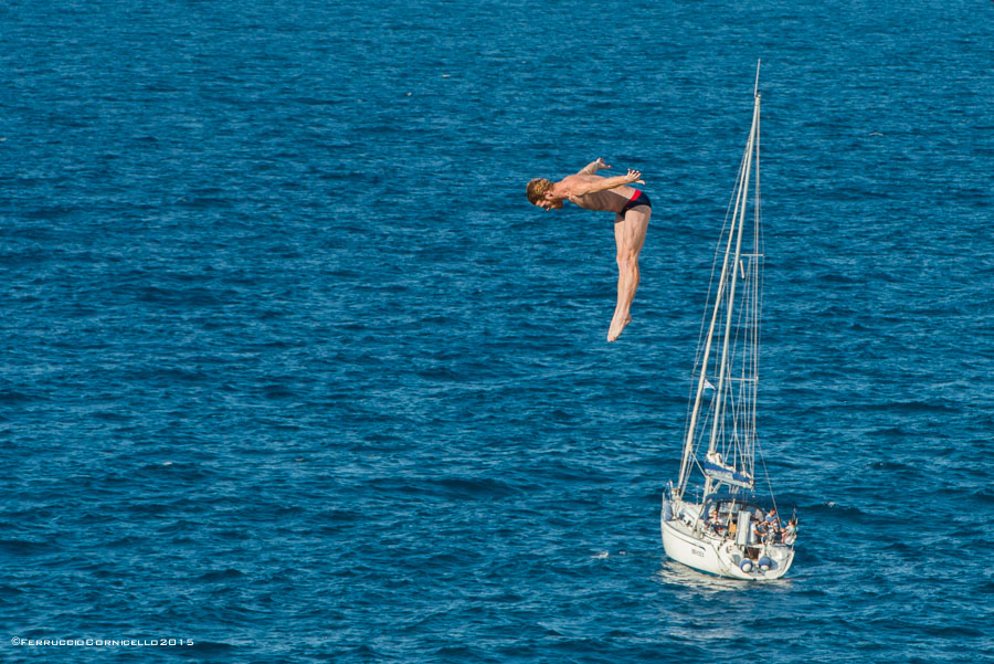 Nel blu dipinto di blu: a Polignano gli spettacolari tuffi del Red Bull Cliff Diving World Series 2015