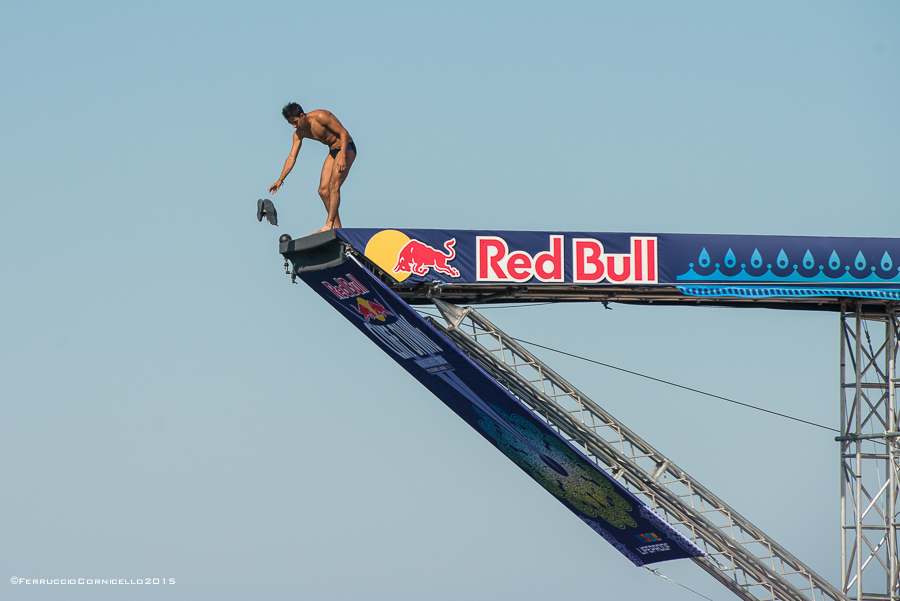 Nel blu dipinto di blu: a Polignano gli spettacolari tuffi del Red Bull Cliff Diving World Series 2015