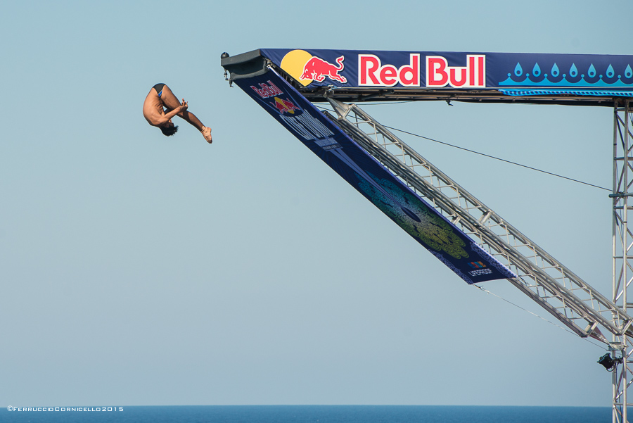 Nel blu dipinto di blu: a Polignano gli spettacolari tuffi del Red Bull Cliff Diving World Series 2015