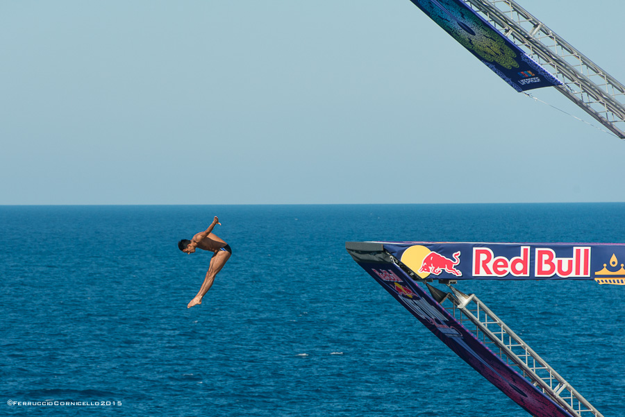 Nel blu dipinto di blu: a Polignano gli spettacolari tuffi del Red Bull Cliff Diving World Series 2015