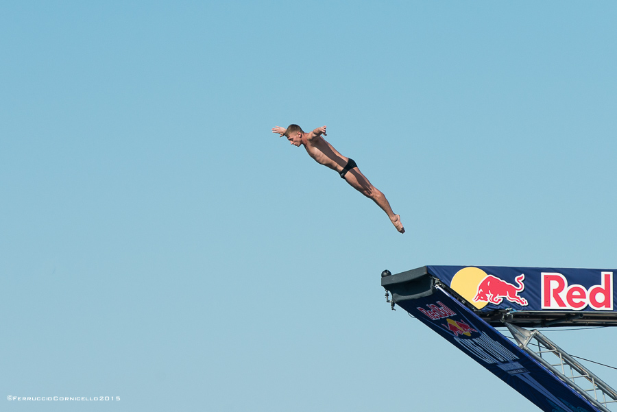 Nel blu dipinto di blu: a Polignano gli spettacolari tuffi del Red Bull Cliff Diving World Series 2015