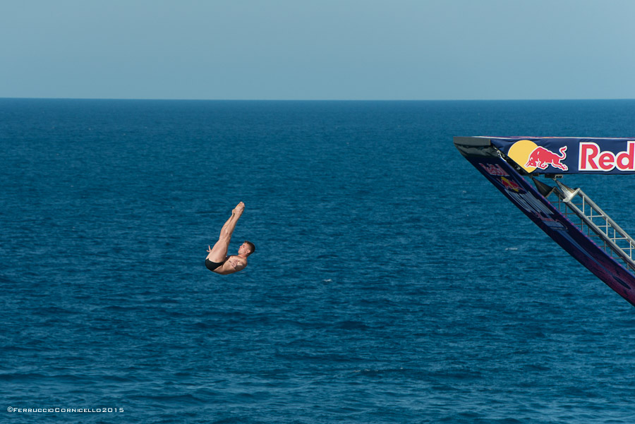 Nel blu dipinto di blu: a Polignano gli spettacolari tuffi del Red Bull Cliff Diving World Series 2015