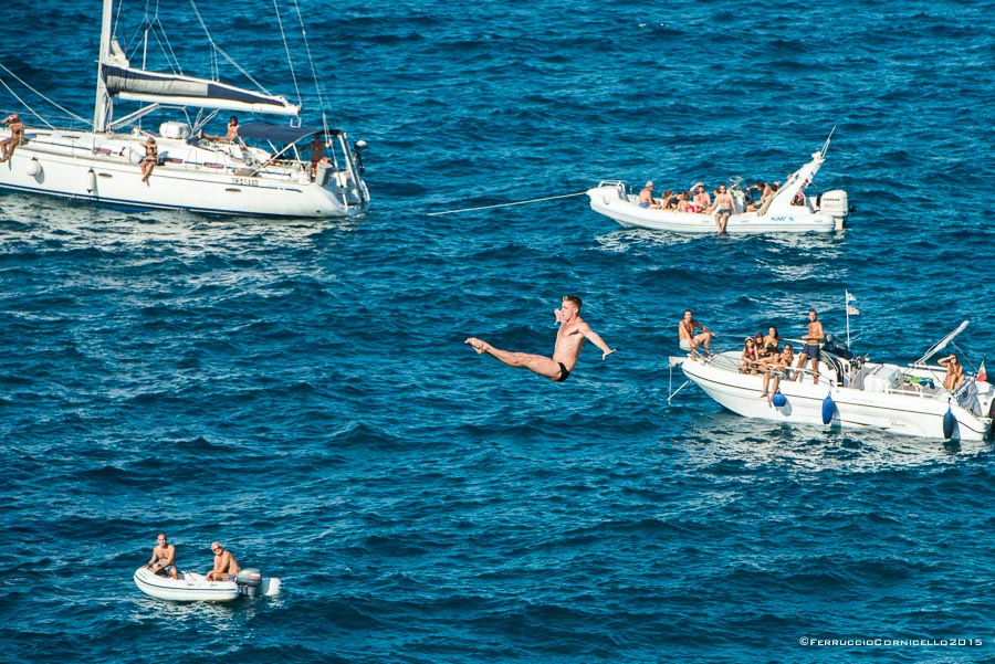 Nel blu dipinto di blu: a Polignano gli spettacolari tuffi del Red Bull Cliff Diving World Series 2015