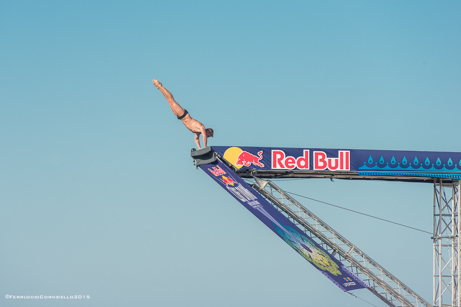 Nel blu dipinto di blu: a Polignano gli spettacolari tuffi del Red Bull Cliff Diving World Series 2015